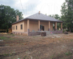 Широкий дом в лесу