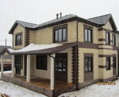 Дом облицован плиткой