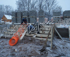 Широкий дом в лесу