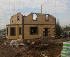 Строим коттедж с мансардой, эркером и мягкой кровлей