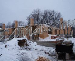 Широкий дом в лесу