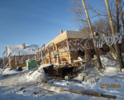 Широкий дом в лесу