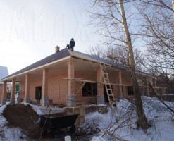 Широкий дом в лесу