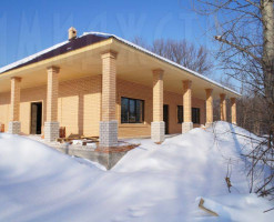 Широкий дом в лесу