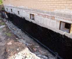 Широкий дом в лесу