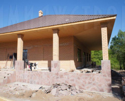 Широкий дом в лесу