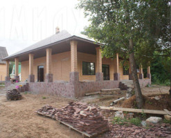 Широкий дом в лесу