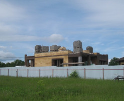 Коттедж в тёмных тонах