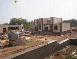 Строительство большого дома с цоколем Строительство большого дома с цоколем