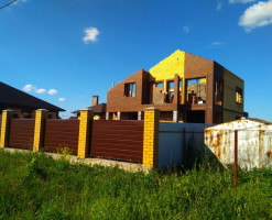 Коттедж в тёмных тонах