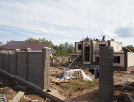 Строительство большого дома с цоколем Строительство большого дома с цоколем