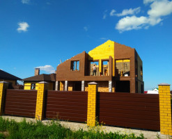 Коттедж в тёмных тонах