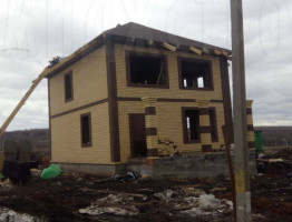 Двухэтажный коттедж с мягкой кровлей.