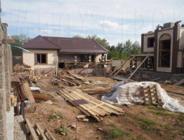 Строительство большого дома с цоколем Строительство большого дома с цоколем