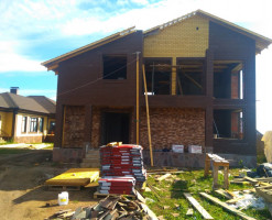 Коттедж в тёмных тонах