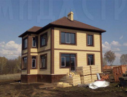 Двухэтажный коттедж с мягкой кровлей.