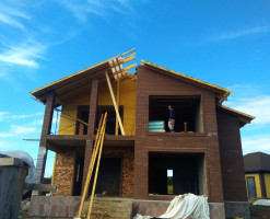 Коттедж в тёмных тонах