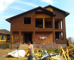 Коттедж в тёмных тонах