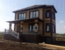 Двухэтажный коттедж с мягкой кровлей.