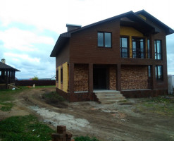 Коттедж в тёмных тонах