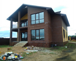 Коттедж в тёмных тонах