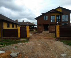 Коттедж в тёмных тонах