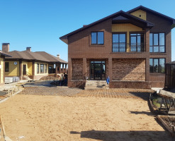 Коттедж в тёмных тонах