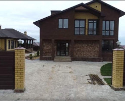 Коттедж в тёмных тонах