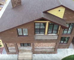 Коттедж в тёмных тонах