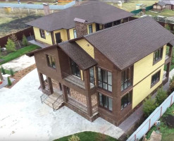 Коттедж в тёмных тонах