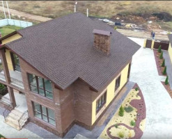 Коттедж в тёмных тонах