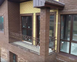 Коттедж в тёмных тонах