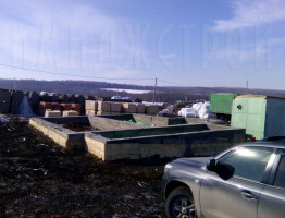 Двухэтажный коттедж с мягкой кровлей.