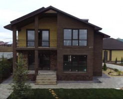 Коттедж в тёмных тонах