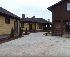 Коттедж в тёмных тонах