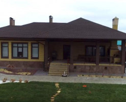 Коттедж в тёмных тонах