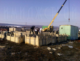 Двухэтажный коттедж с мягкой кровлей.