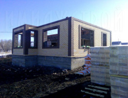 Двухэтажный коттедж с мягкой кровлей.