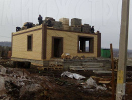 Двухэтажный коттедж с мягкой кровлей.