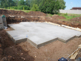 Строительство большого дома с цоколем Строительство большого дома с цоколем