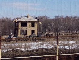 Двухэтажный коттедж с мягкой кровлей.