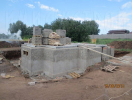 Строительство большого дома с цоколем Строительство большого дома с цоколем