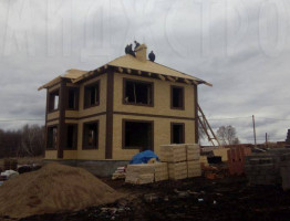 Двухэтажный коттедж с мягкой кровлей.