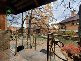 Большой дом , стены из кирпича и природного камня.