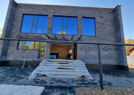 Коттедж с плоской кровлей в стиле "хай-тек"